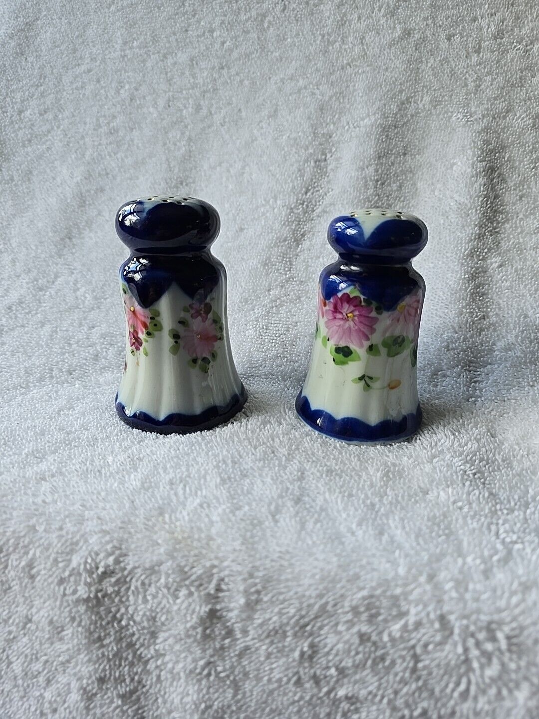 Vintage Ceramic Blue Pink Floral Green Vines Salt Pepper Shakers Set with Gold
