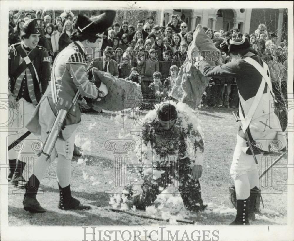 1976 Press Photo Re-enactment of the Thomas Ditson incident at Billerica Common