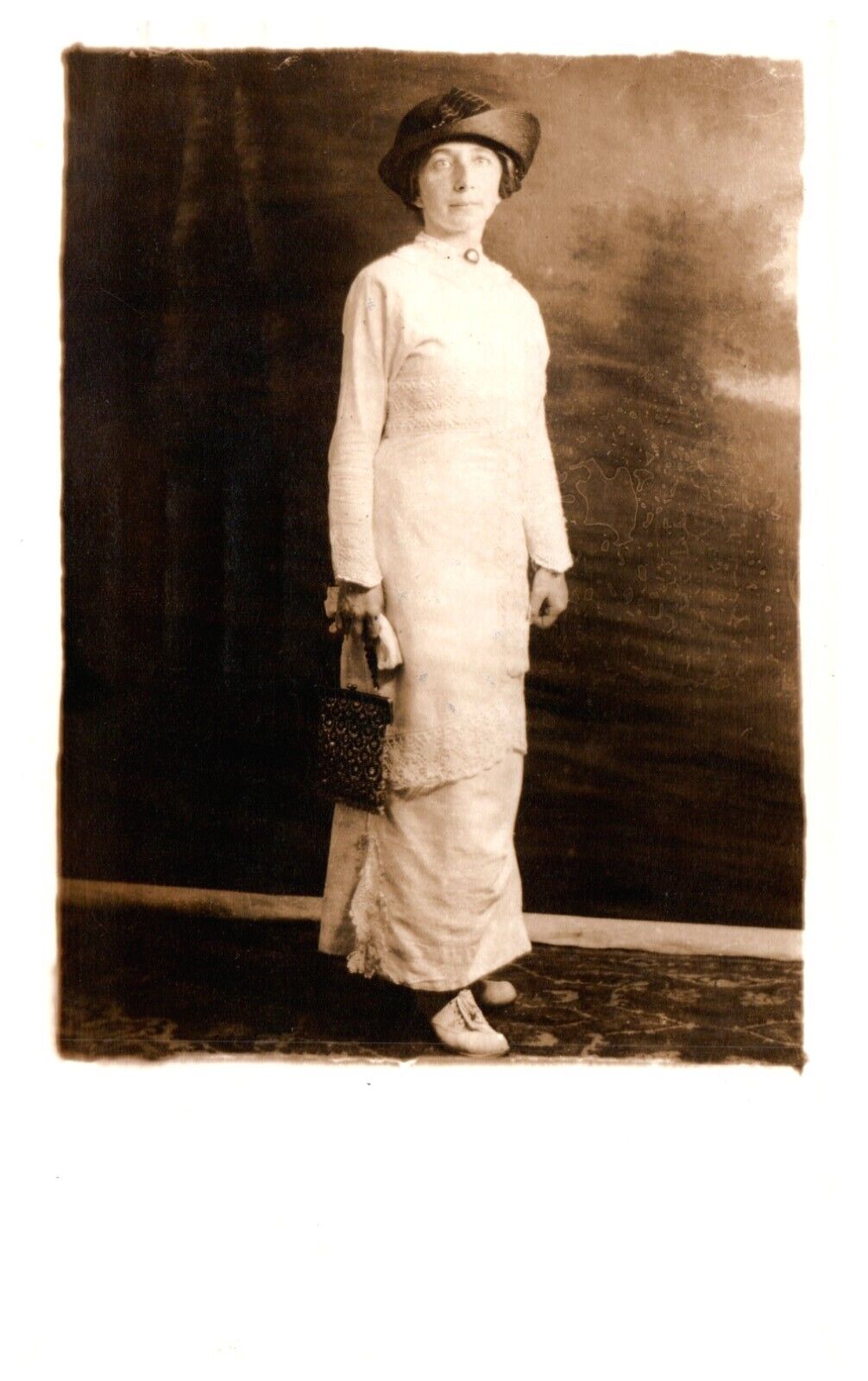 LADY WITH BAG.VTG EARLY REAL PHOTO POSTCARD RPPC*A29