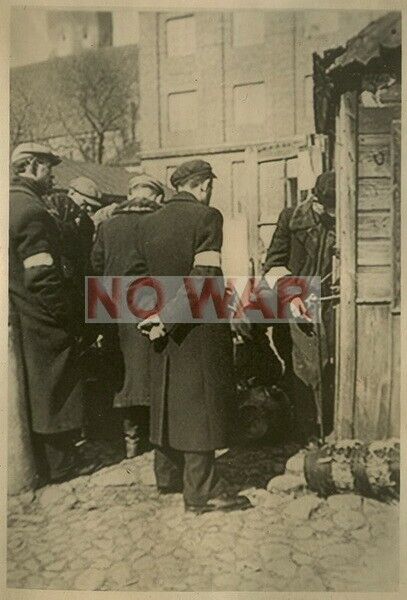 1940 ORIGINAL PHOTO JEW JEWISH MEN W ARM BAND IN GHETTO POLAND