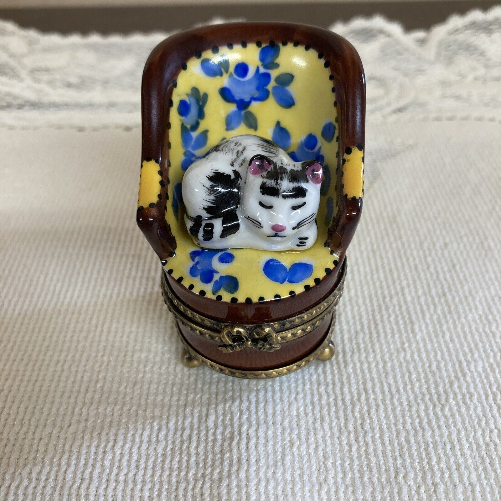LIMOGES PEINT MAIN CAT ON YELLOW CHAIR TRINKET BOX ~SIGNED GR~