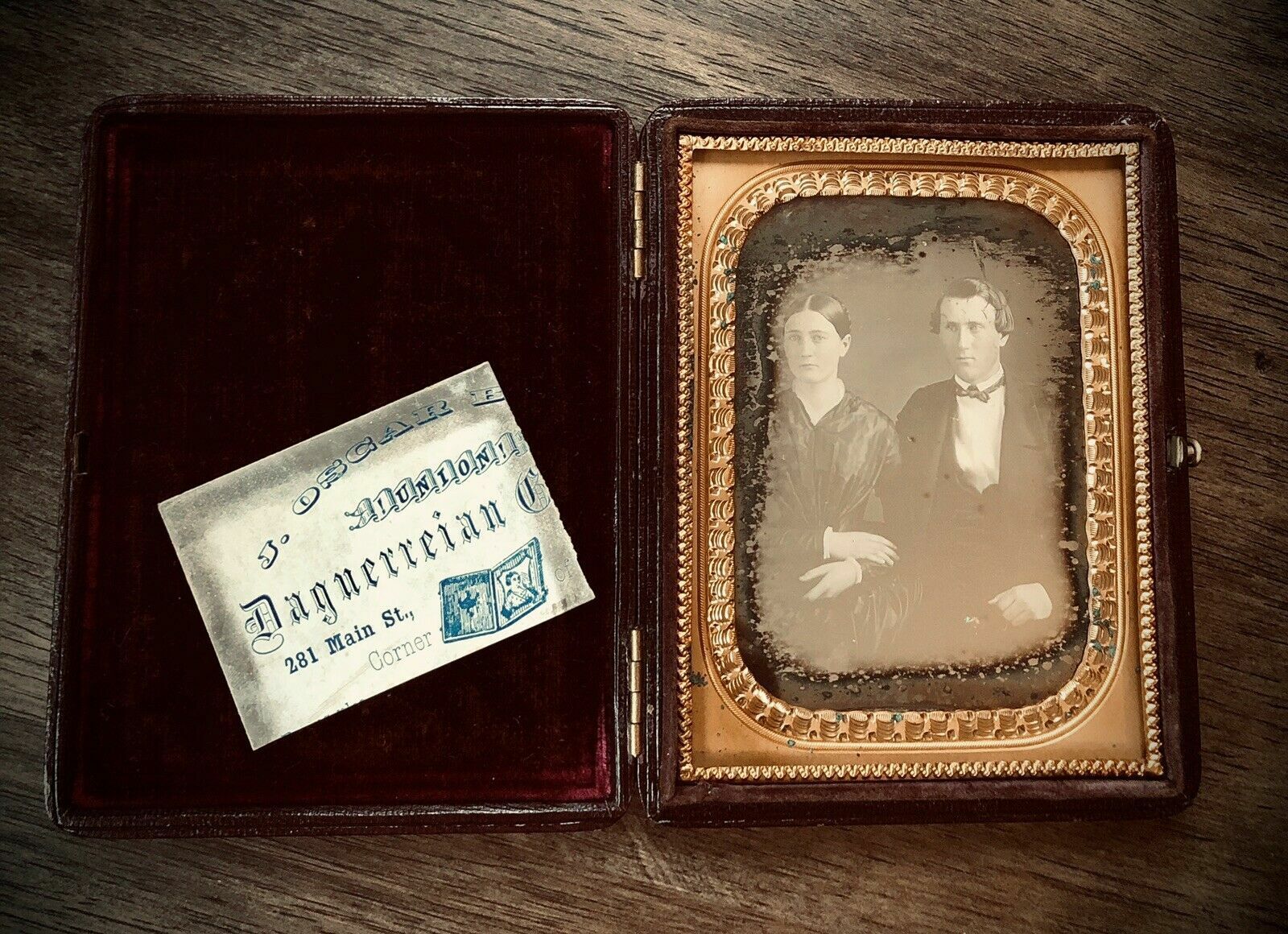1/4 Daguerreotype Man & Wife Pebbled Leather Case + Photographer Business Card