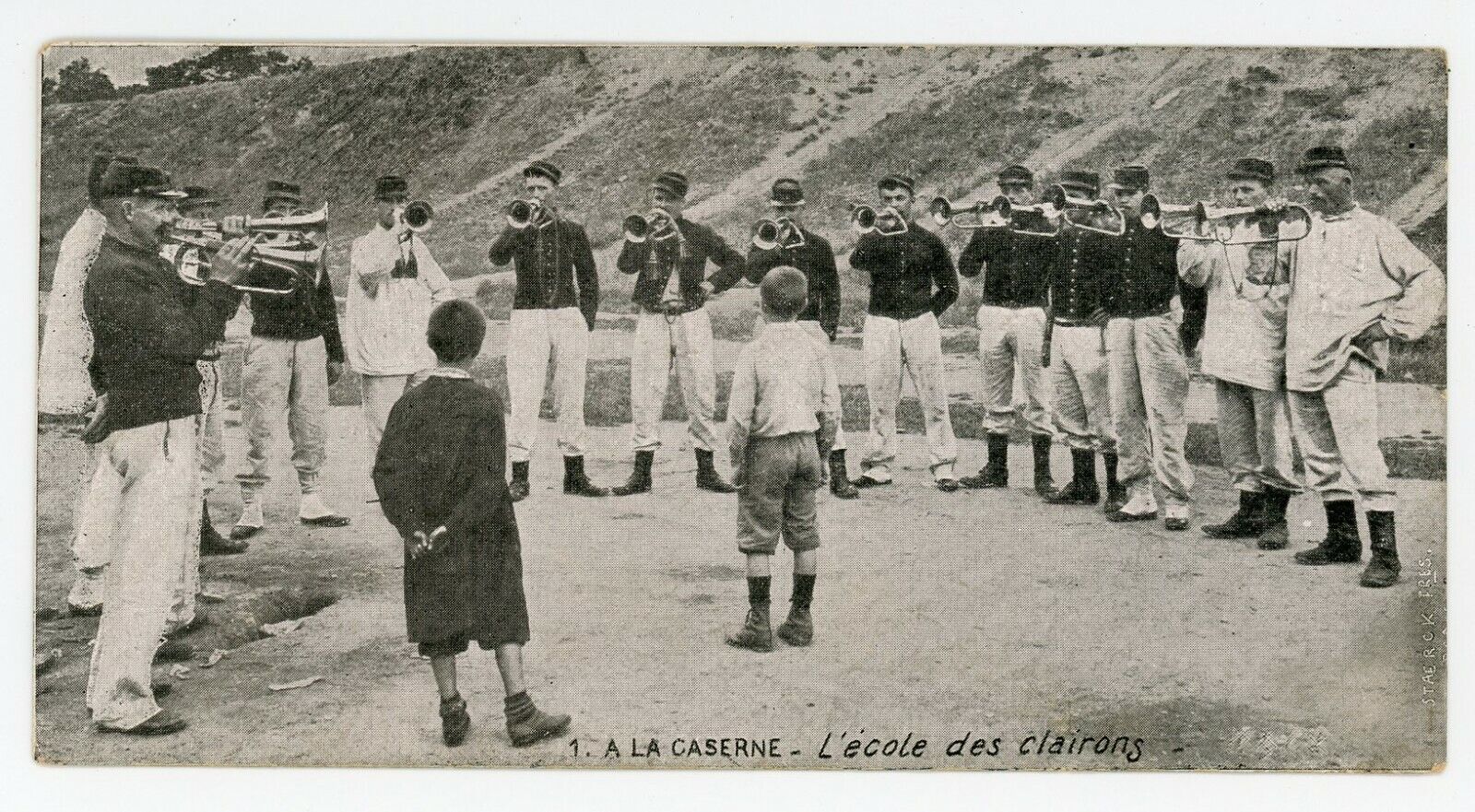 A la Caserne l'École des Clairons FRANCE 1914-18 Carte Postale Signet Staerck 1