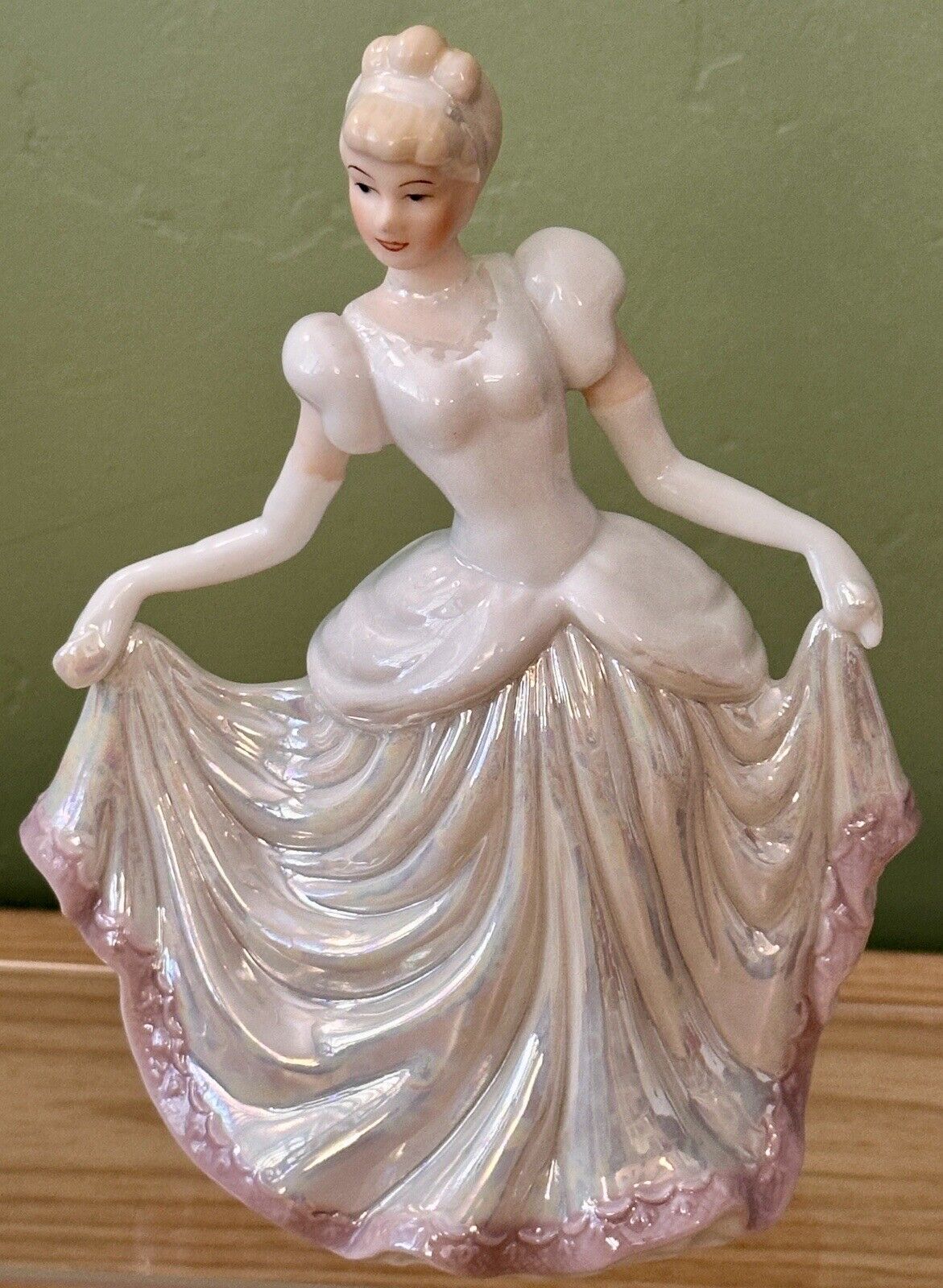 1999 Vintage Classic Disney Porcelain Cinderella Opalesent 6.75” X 5” Signed YH