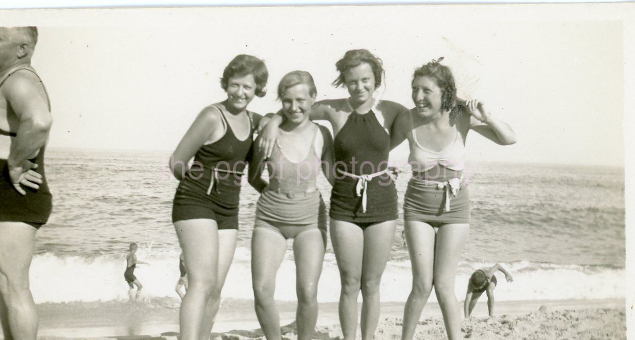 A DAY AT THE BEACH Vintage FOUND PHOTO Black And White Snapshot 39 LA 86 J