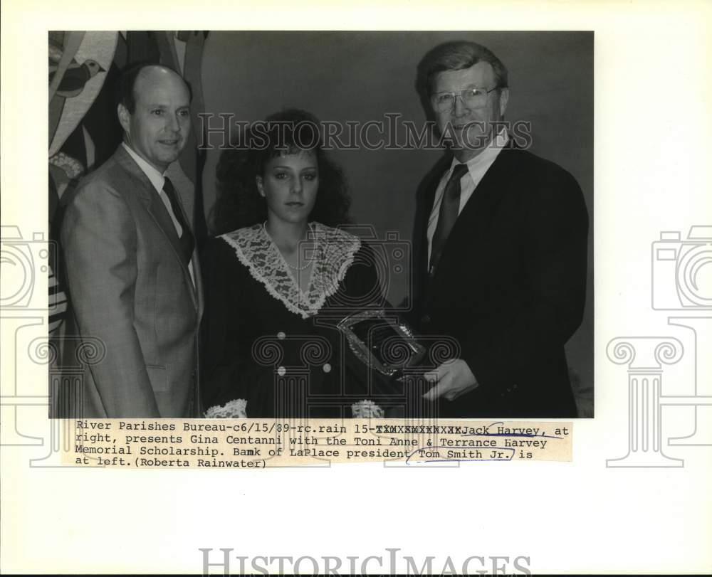 1989 Press Photo Toni Anne & Terrance Harvey Memorial Scholarship presented.