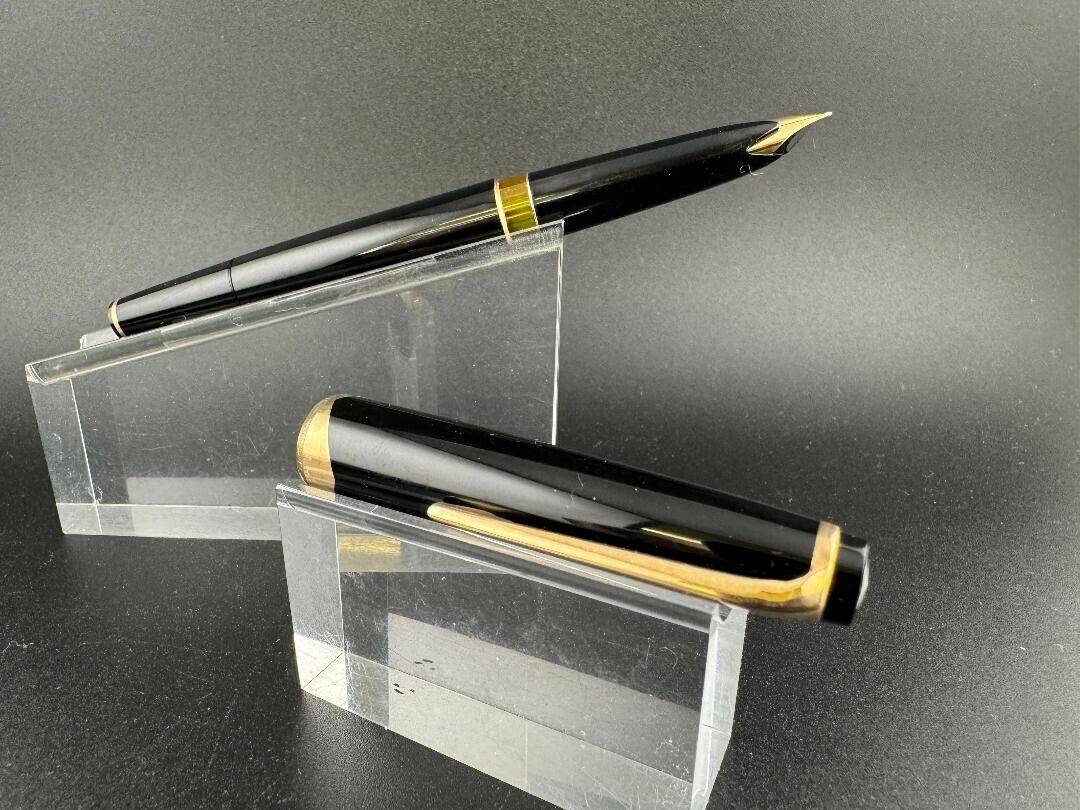 Montblanc Meisterstück No. 12 Fountain Pen 18k Gold Medium Nib Serviced