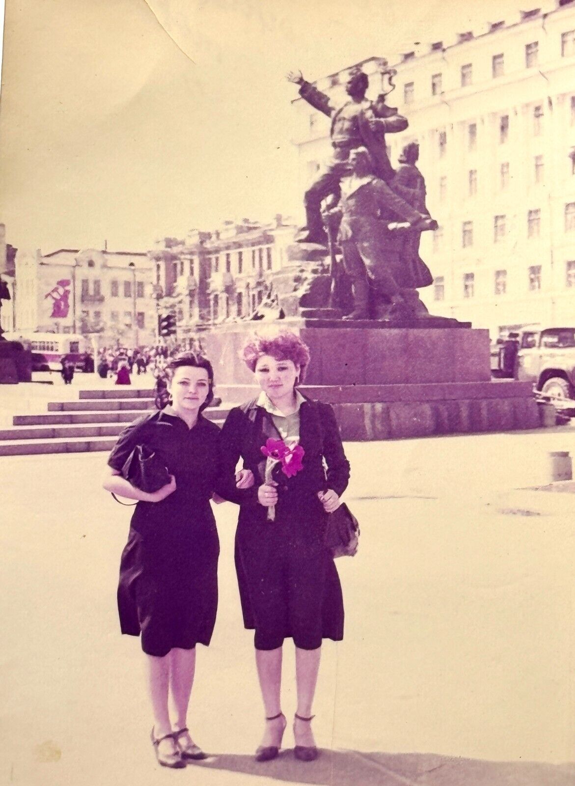 1983 Vint Photo Soviet Pretty Women Vladivostok Monument to Revolution Fighters