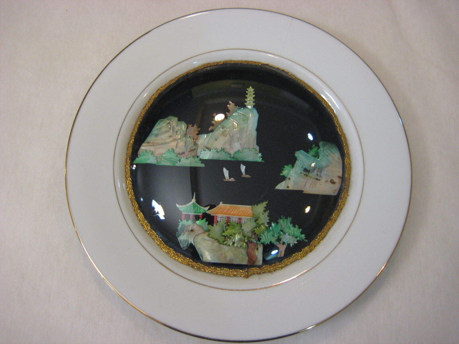 RARE BEAUTIFUL CHINESE MOTHER OF PEARL LANDSCAPE DECORATION ON GUOGUANG PLATE