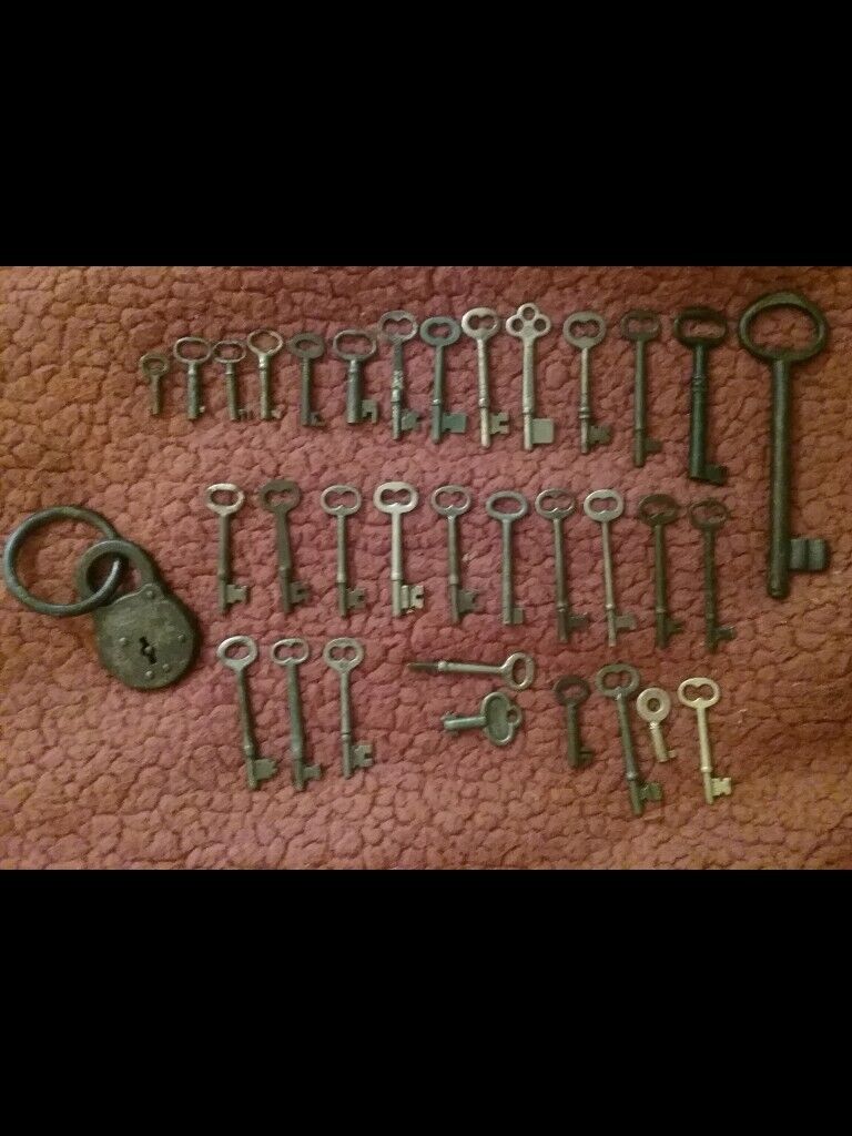 Antique/vintage mixed key lot..skeleton+.estate colection..iron..steel
