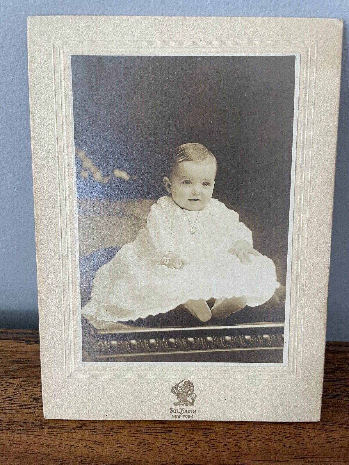 ANTIQUE CABINET CARD PHOTOGRAPH OF ADORABLE SEATED BABY IN WHITE GOWN