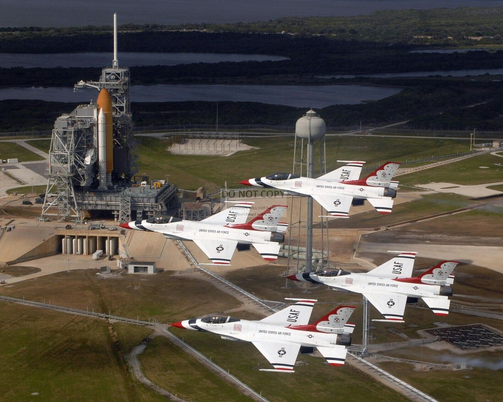 USAF THUNDERBIRDS FLY PAST SHUTTLE ENDEAVOUR AT LAUNCH PAD - 8X10 PHOTO (EE-117)