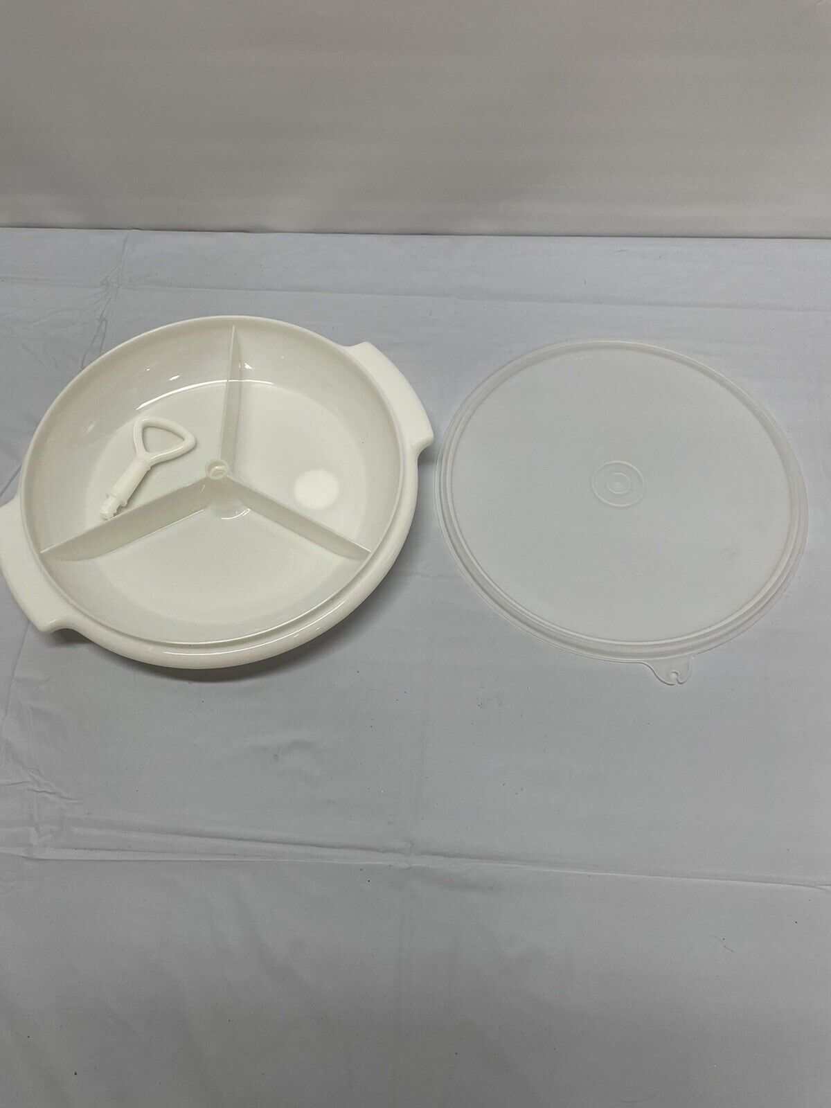 Tupperware vintage 3 compartment covered plate 