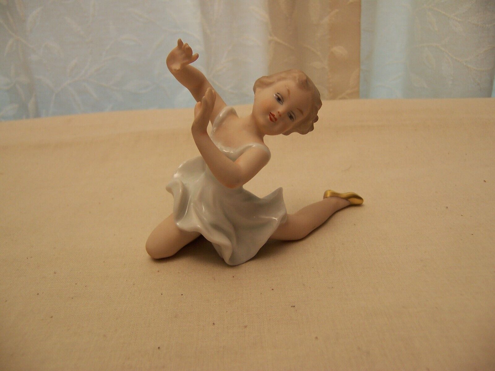Vintage Wallendorf small ballerina - 3.25 x 4.25\