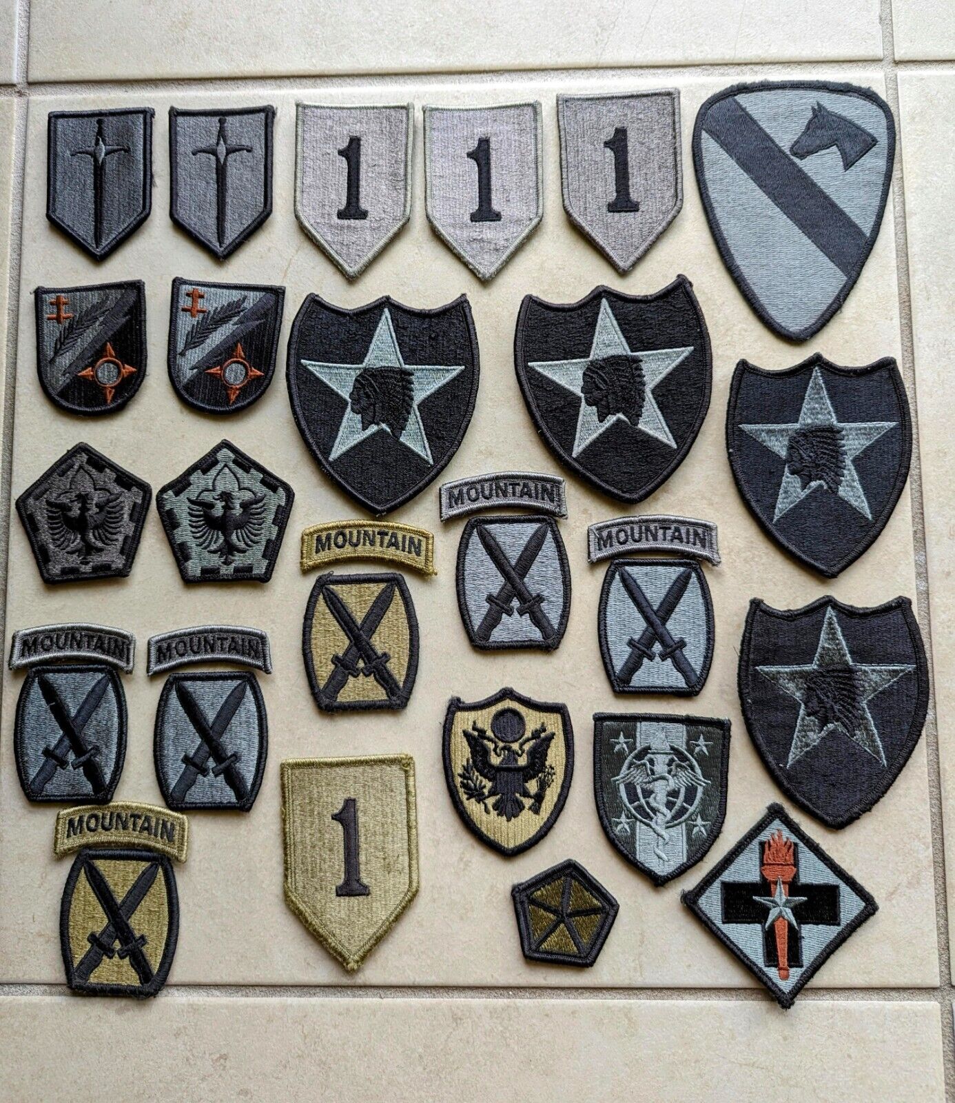 MISCELLANEOUS ARMY MILITARY UNIT SHOULDER PATCHES OCP ACU hook loop Lots of 25