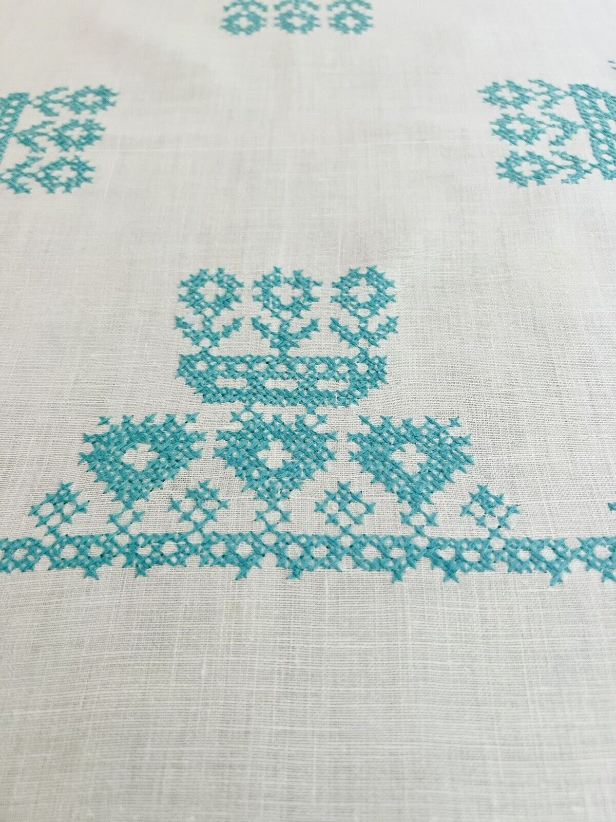 Vintage Linen Hand Embroidered Tablecloth With 4 Napkins Light Aqua design