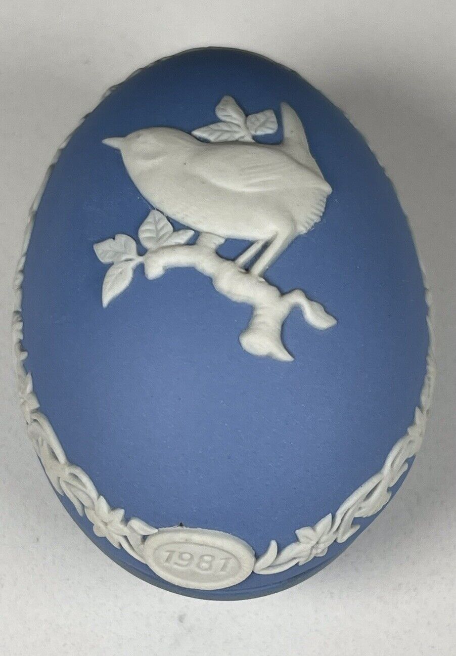 Wedgwood Jasperware Blue and White Egg Shaped Trinket/Ring Box - Wren 1981