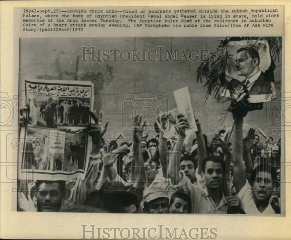 1970 Press Photo Mourners at Cairo palace where President Nasser\'s body lies