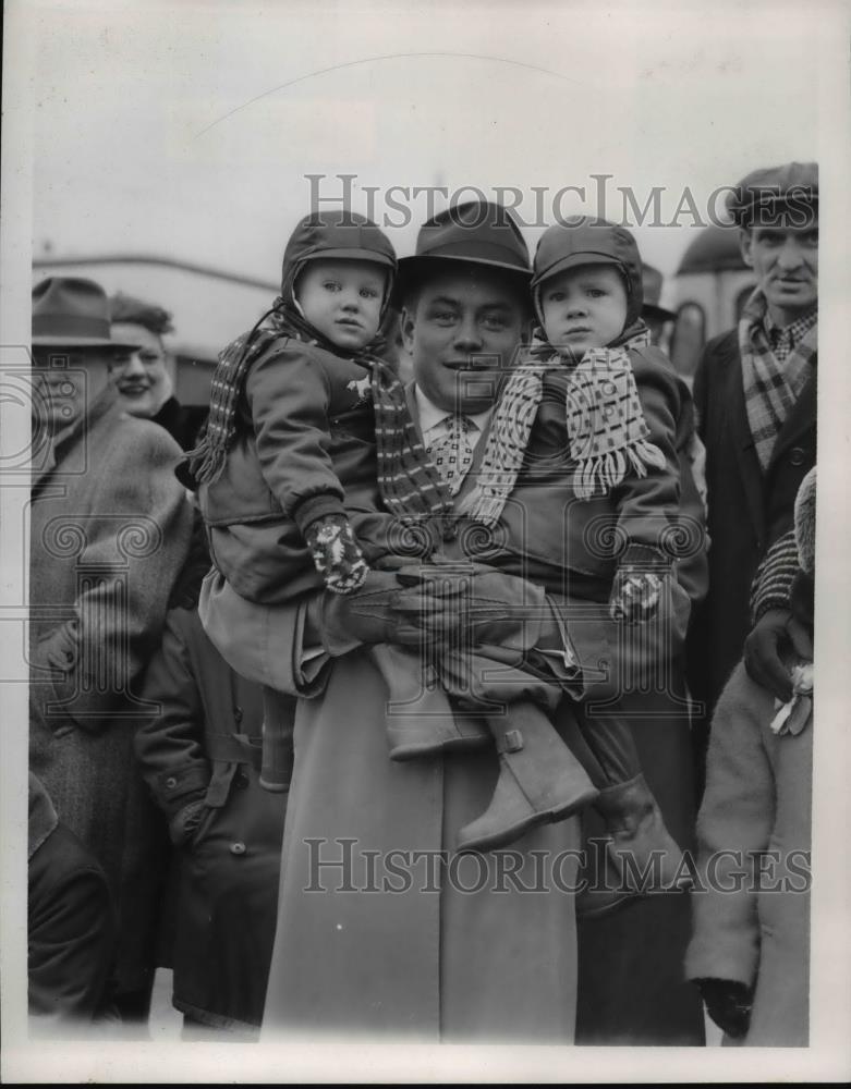 1953 Press Photo Man Holding Children to Watch Cleveland Press Christmas Parade