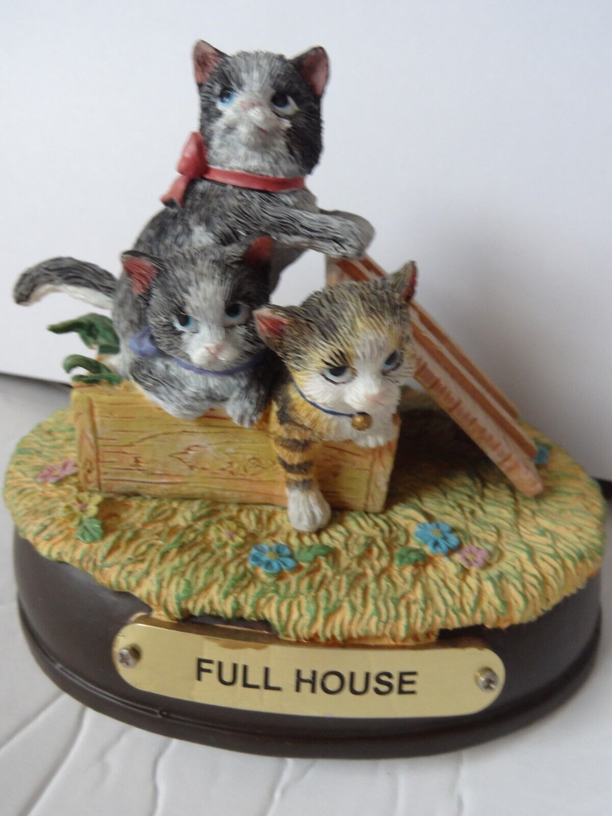 VICTORIAN CATS OF THE ROYAL CASTLE.. Full House.   Music Figurine. Vintage 1996.