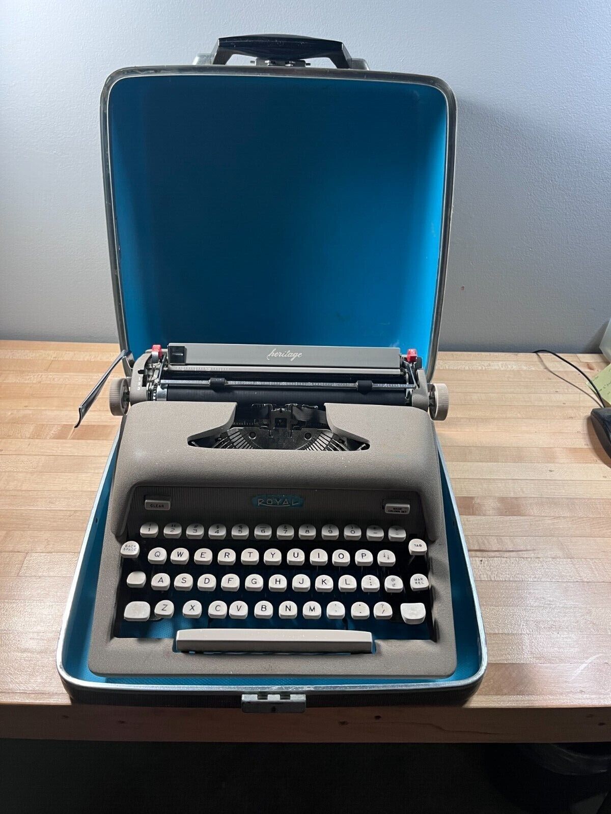 1955 royal heritage typewriter.Great condtion, with case, gray color, white keys