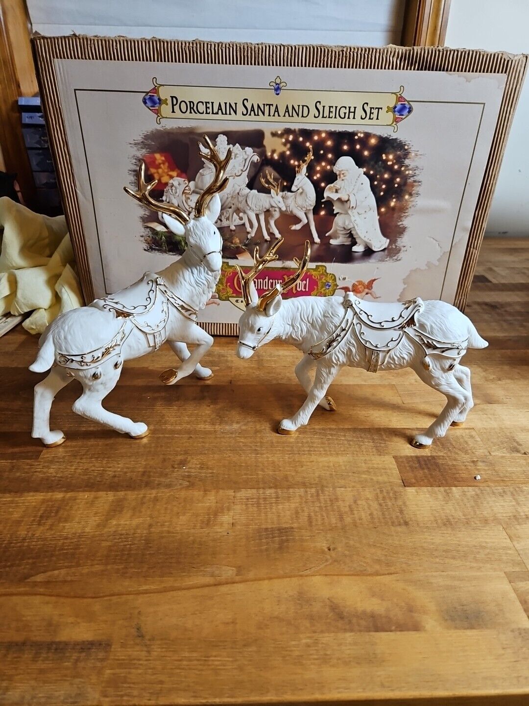 Grandeur Noel Porcelain  Reindeer 2001 Collectors Edition * DAMAGE TO ANTLERS*