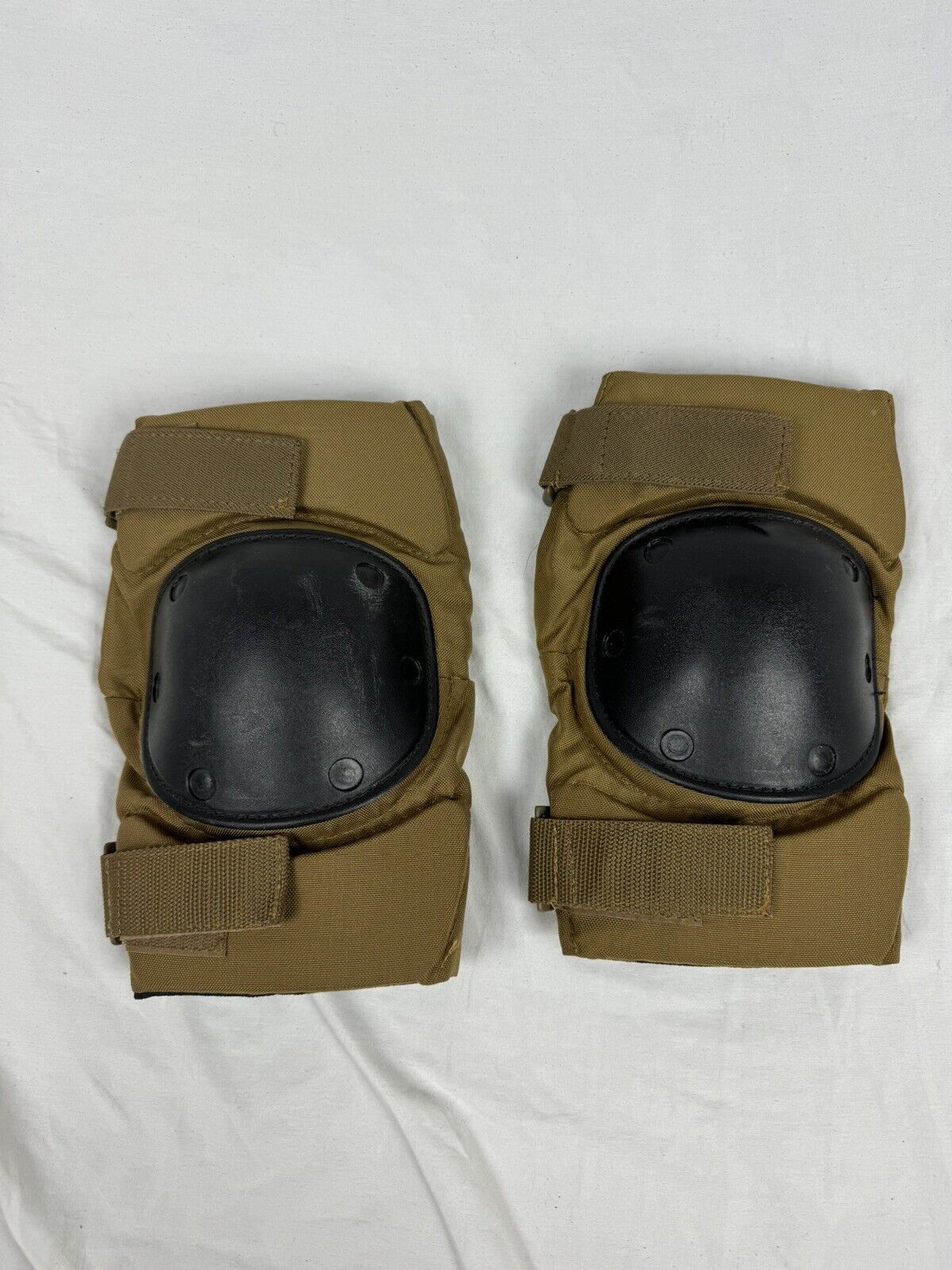 U.S. Military Army Knee Pads Coyote Brown/Black Size Medium (Lightly Used)