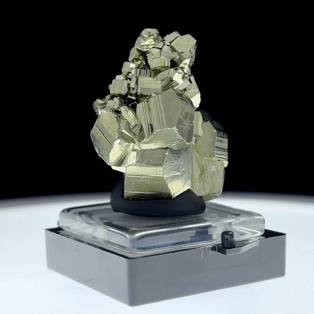 PYRITE: Borieva Mine, Madan, Bulgaria - Great Luster Sharp Crystals  - 360 Video