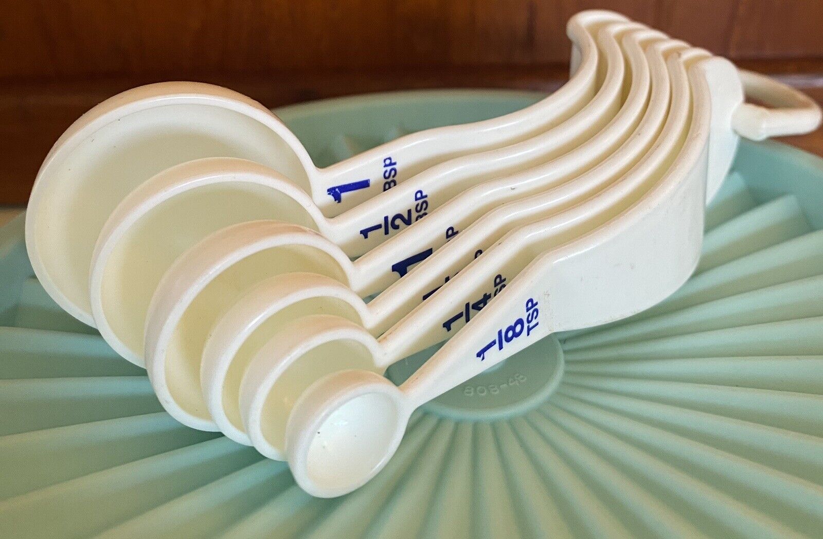 Vintage Tupperware White 6pc Nesting Measuring Spoons Curved Handles Nice