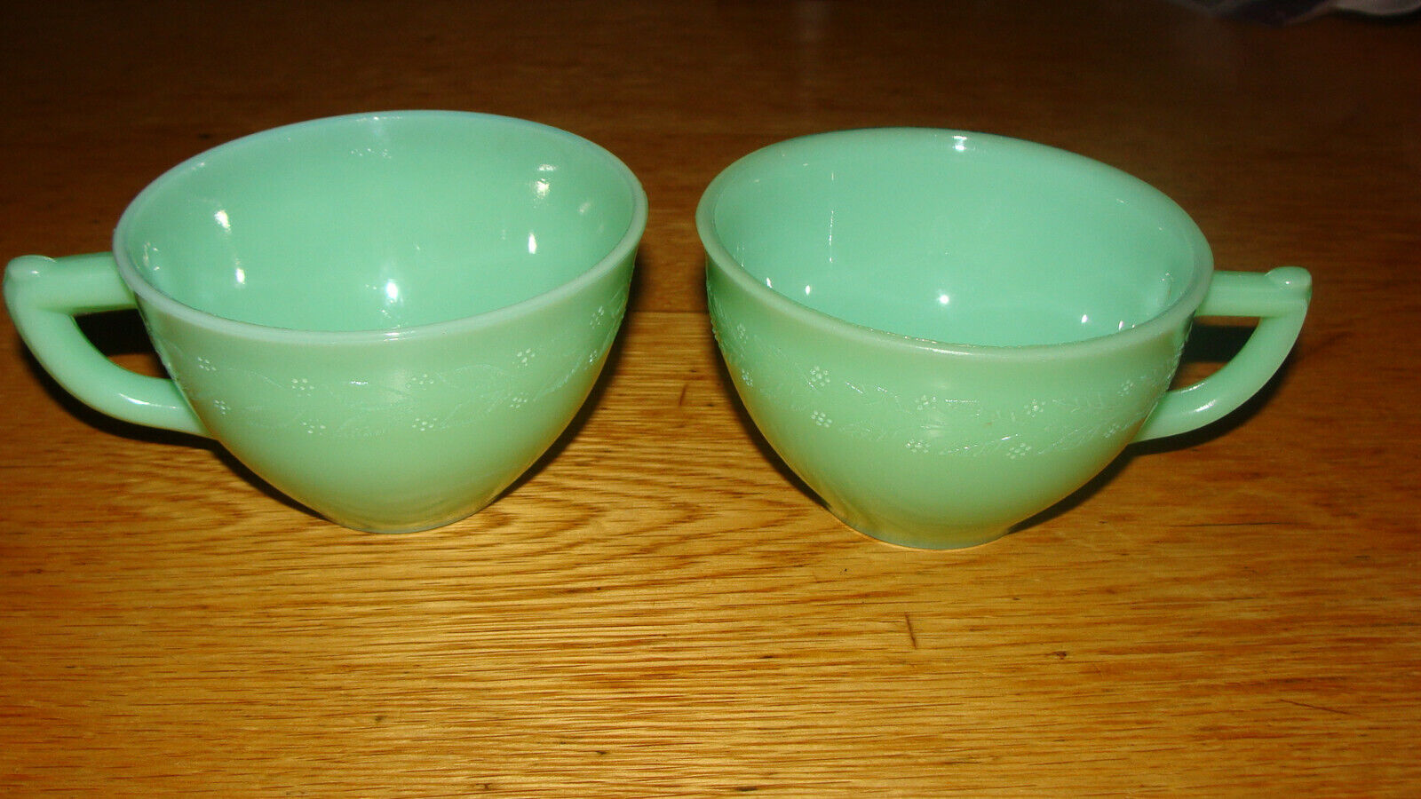 2 Vintage McKee Jadeite Green  Laurel  Cups Uranium Glow Depression Glass