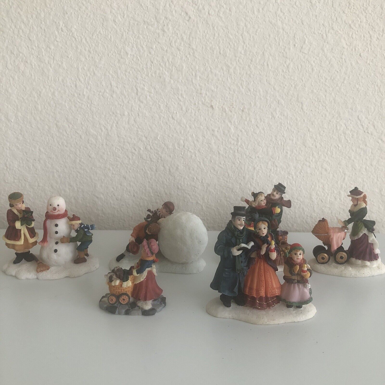 Lot Of 6 Christmas Village Figurines O\'Well - Good condition