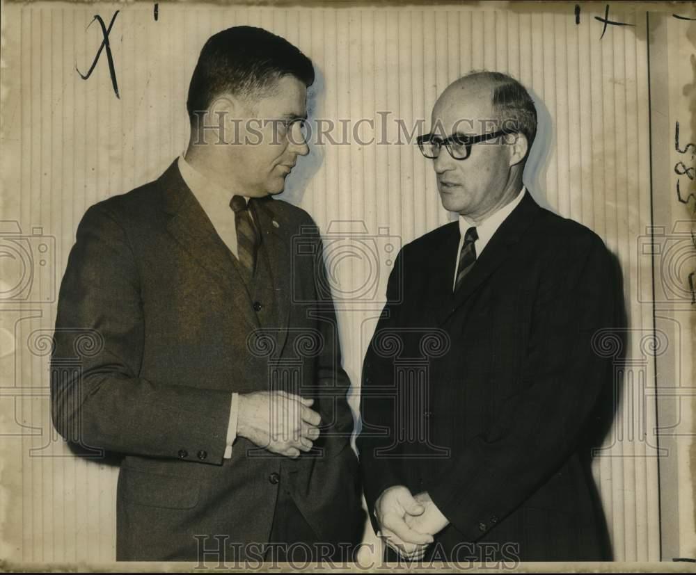 1968 Press Photo Roy Westran and John Adam discuss underwriters\' program