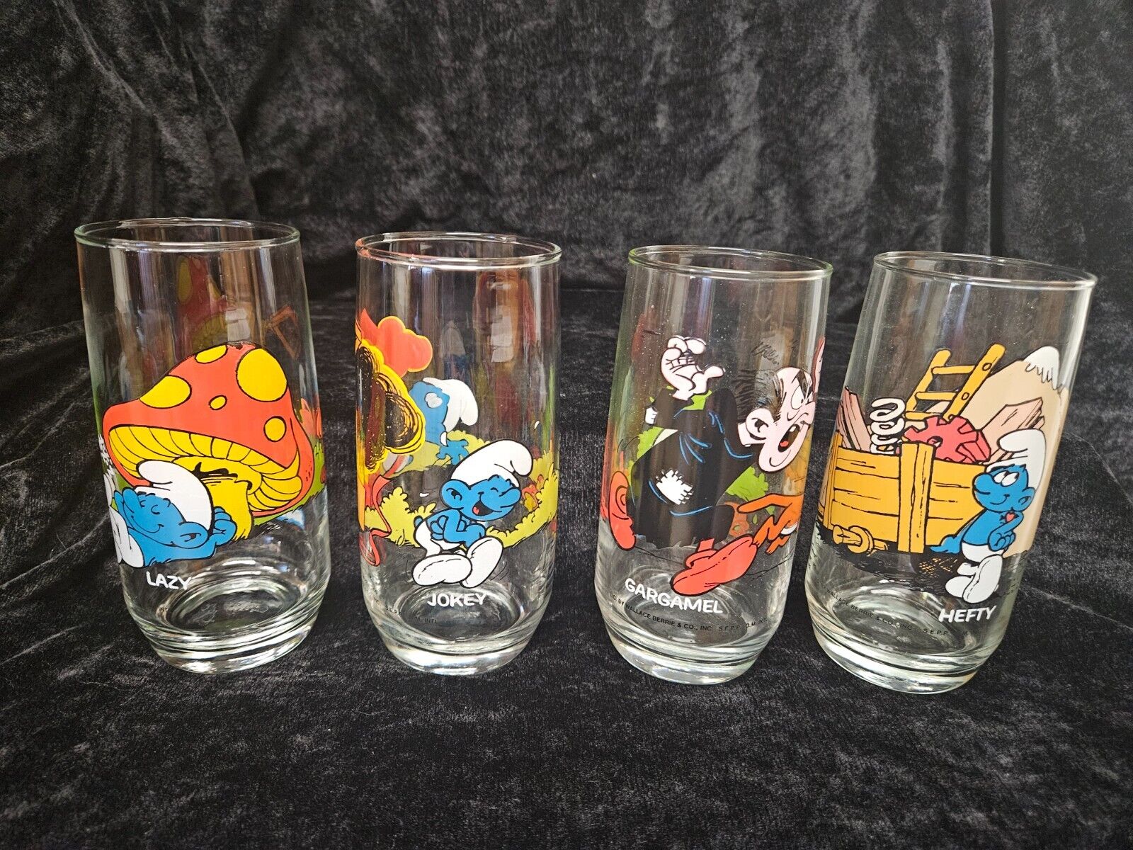 Vintage Lot of 4 Smurf Drinking Glasses 1982 Peyo Hardee\'s Wallace Berrie
