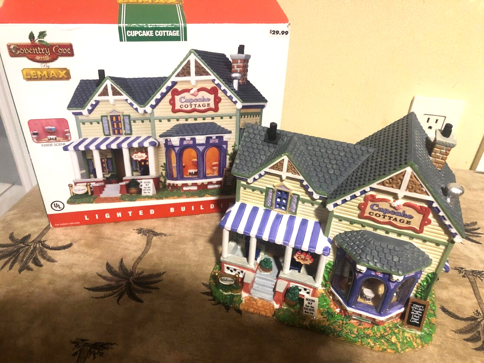 LEMAX COVENTRY COVE CUPCAKE COTTAGE LIGHTED BUILDING 05096