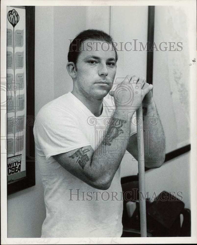 Press Photo Inmate at San Quentin prison holding a mop handle - afa22096