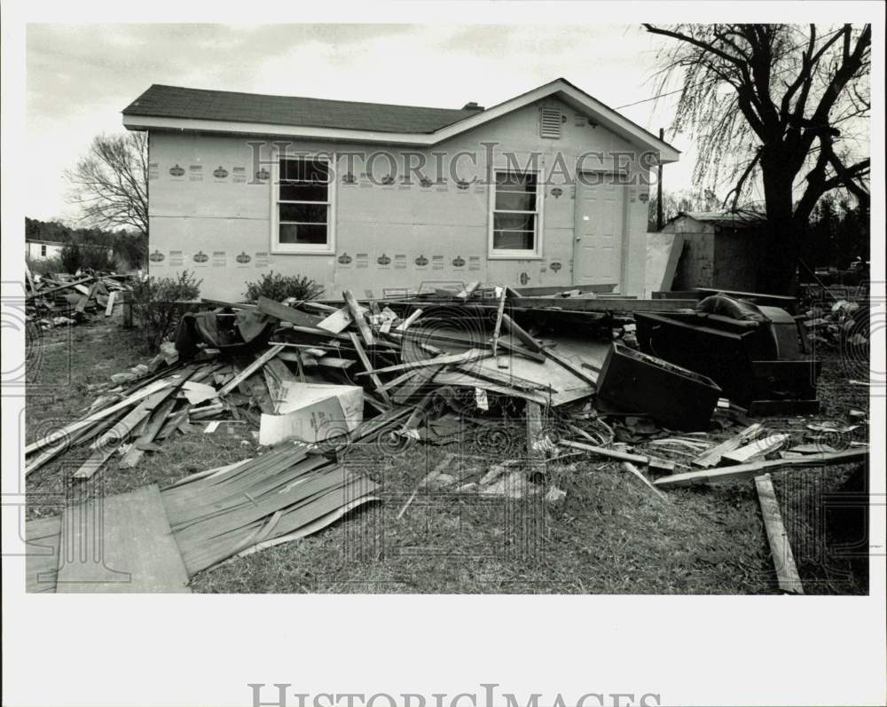 1989 Press Photo A house being renovated n Funderburk Road in Wingate