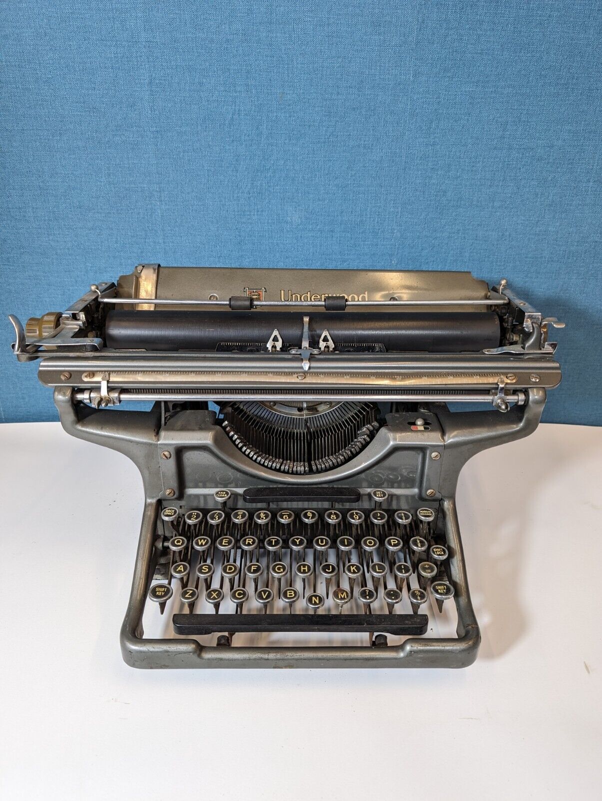 Antique 1930's Underwood no 3  - 14 inch Carriage Typewriter. NEEDS ATTENTION 