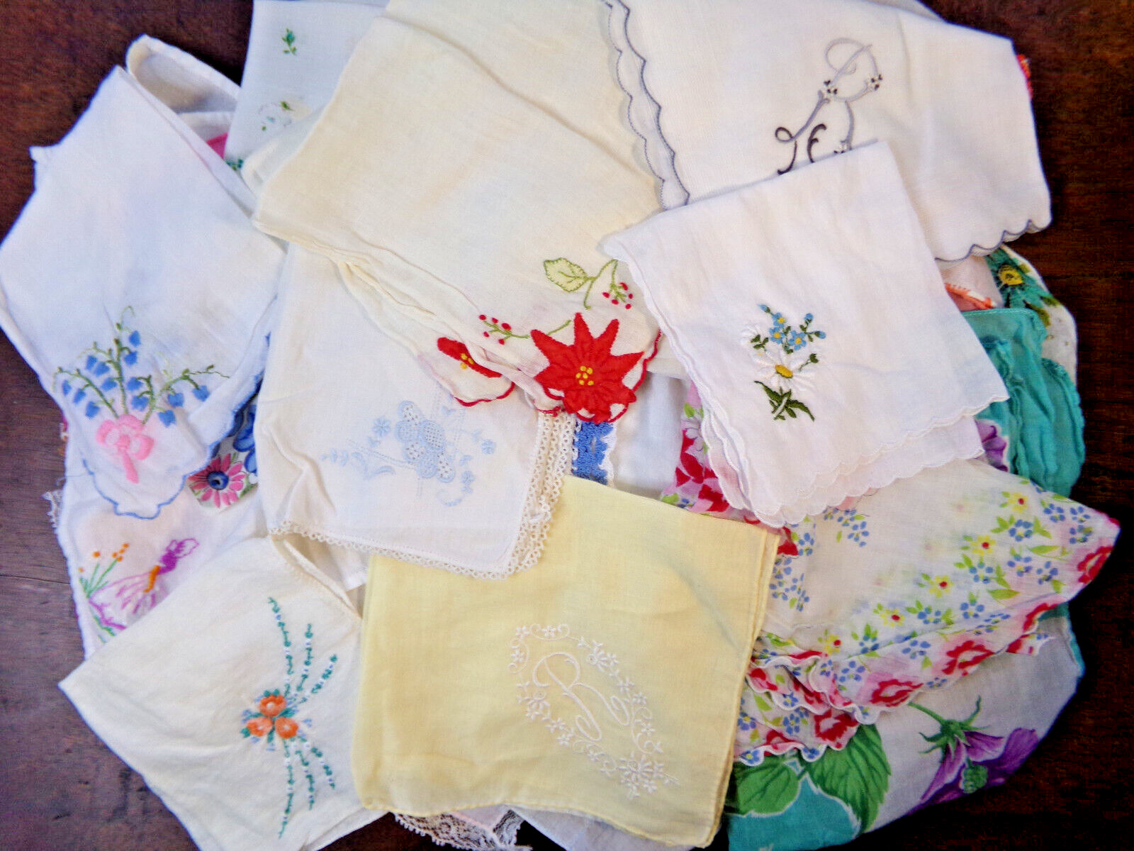 Vintage Linens Lot of 30 Pieces, mostly Handkerchiefs