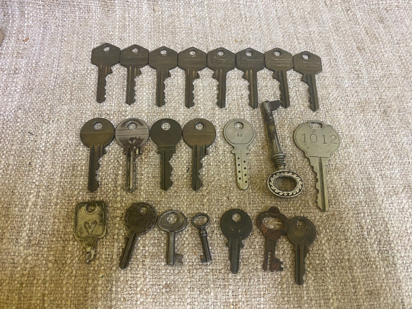 Antique vintage old set lot collection metallic keys