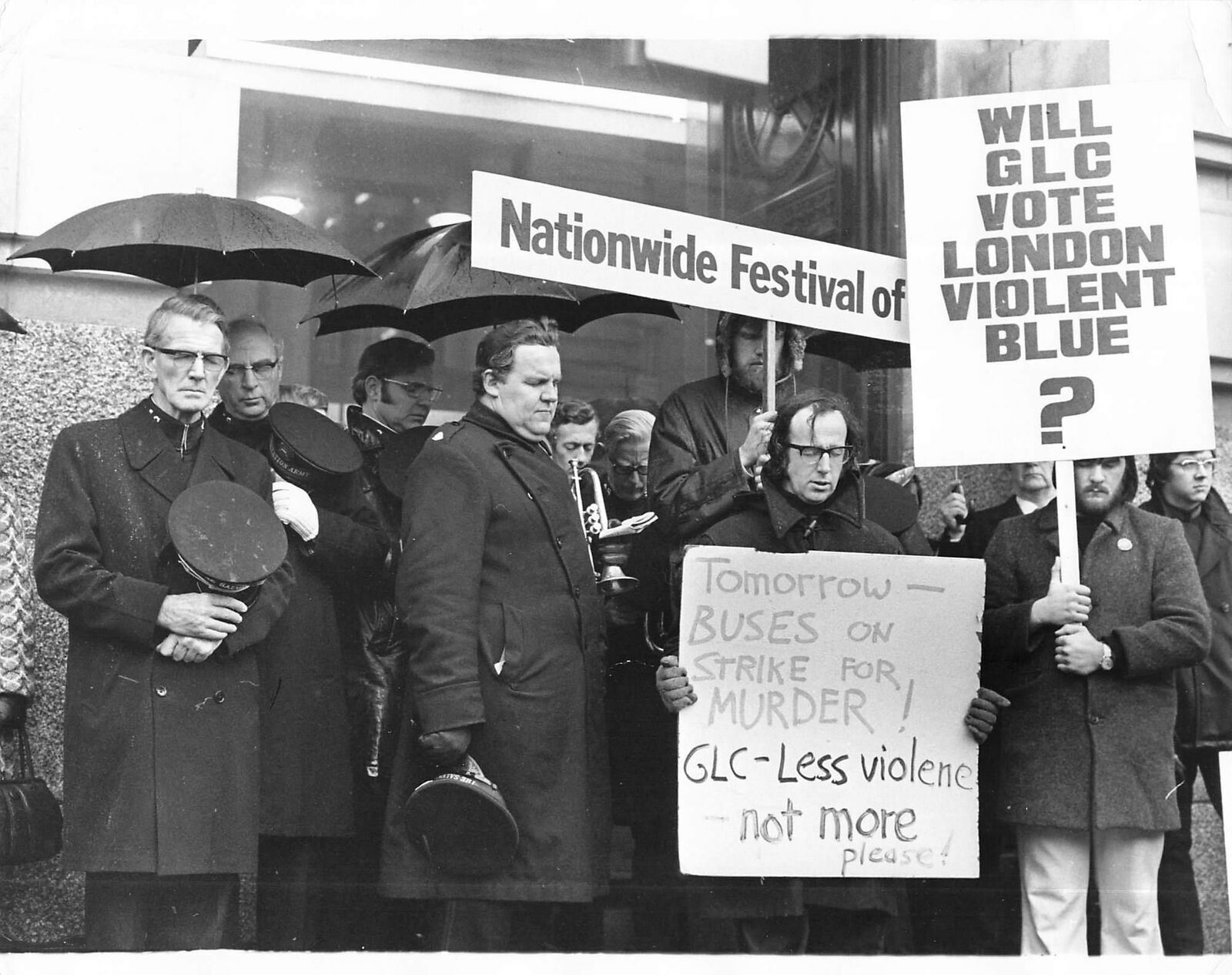 1975 Press Photo Men With Banners FESTIVAL OF LIGHT London GLC Protest kg