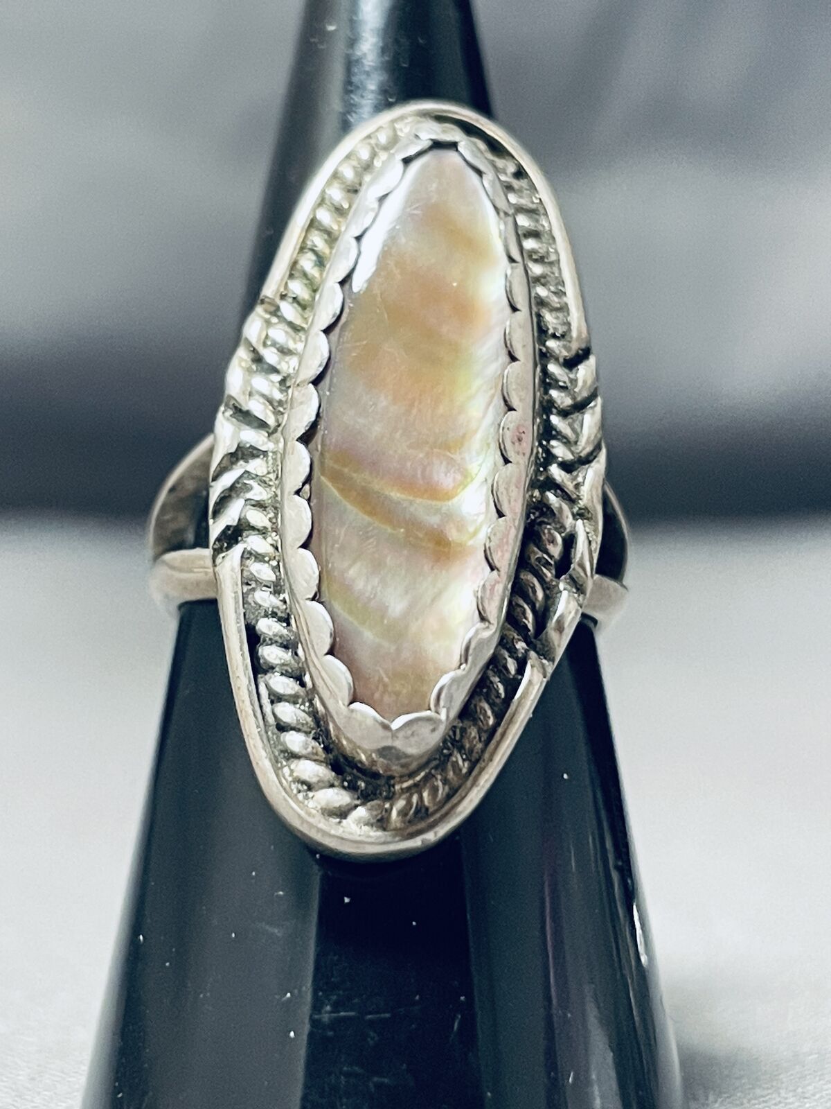 GORGEOUS AUTHENTIC VINAGE NAVAJO PEARL STERLING SILVER RING
