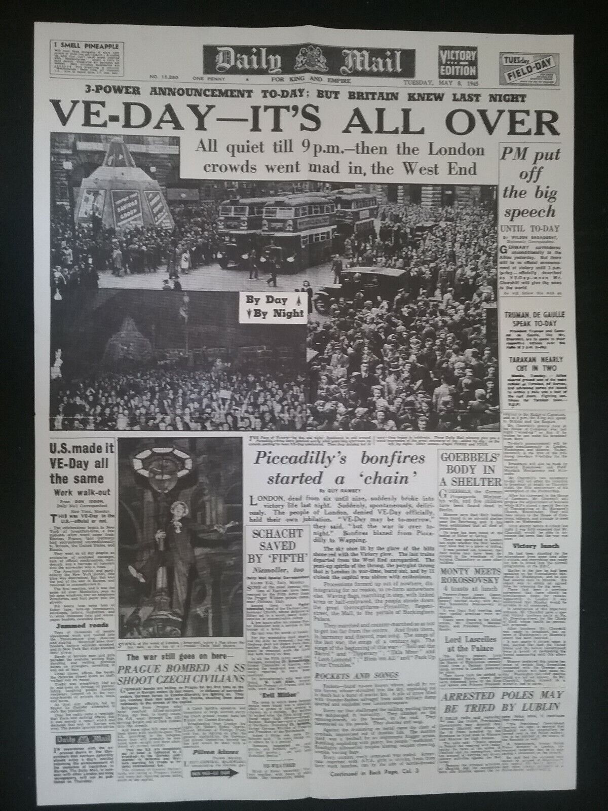 FRONT PAGE POSTER OF THE DAILY MAIL FOR 8th MAY 1945 , VE-DAY - \