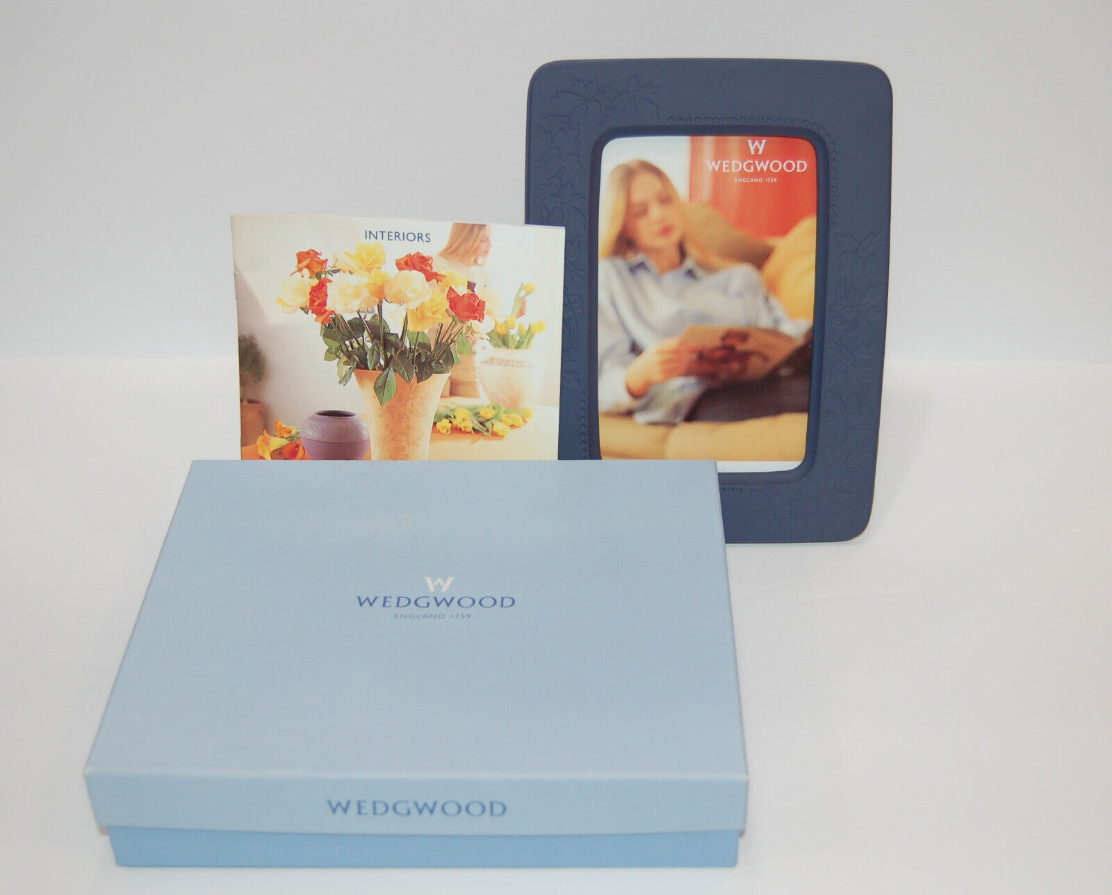 WEDGWOOD BLUE PRIMROSE DESIGN PICTURE / PHOTO FRAME 4X6 JASPERWARE WITH BOX