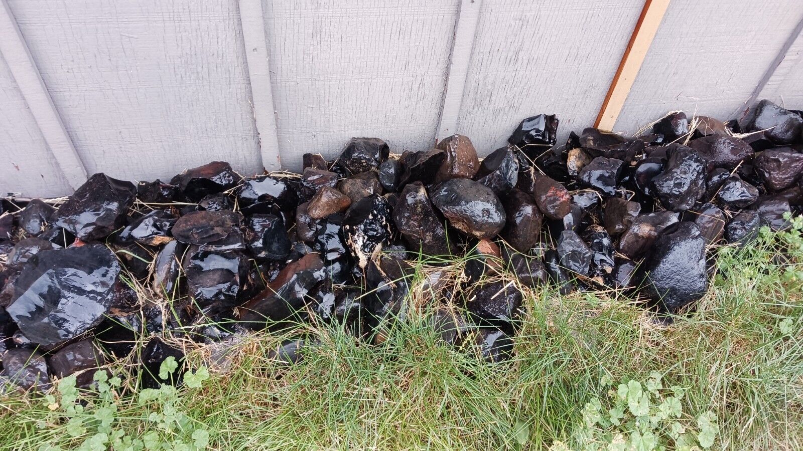 About 20 pounds of mixed types, rough Obsidian. For Knapping, slabbing, cabbing 