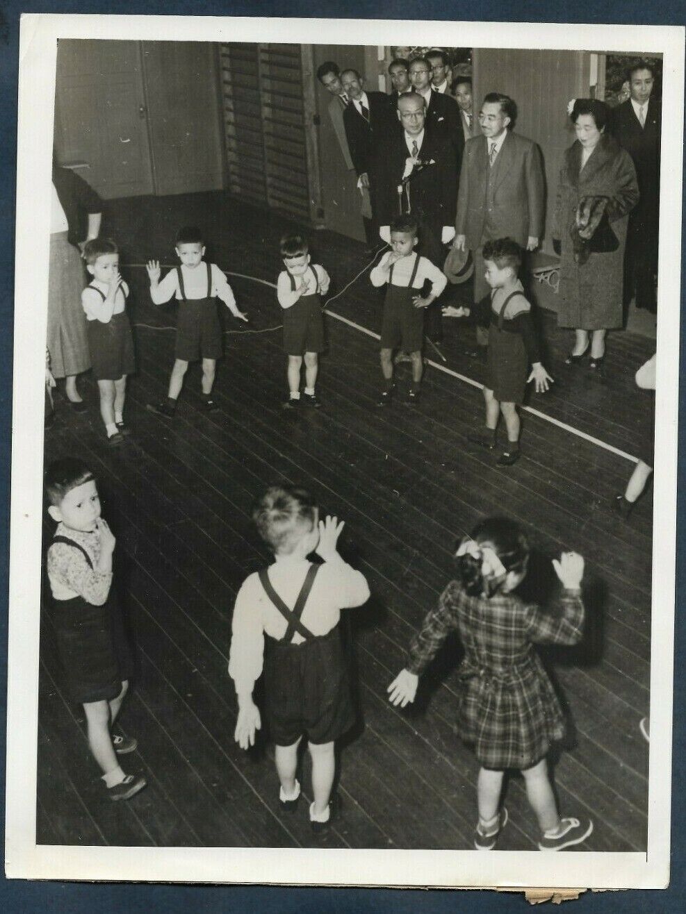 CHILDREN PERFORM FOR EMPEROR HIROHITO & EMPRESS NAGAKO 1955 VTG Press Photo Y53