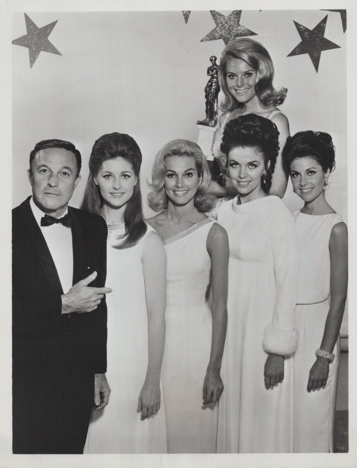 Gene Kelly + Susan Howard + Marianne Gordon + Sharon Harvey (1967) Photo K 324
