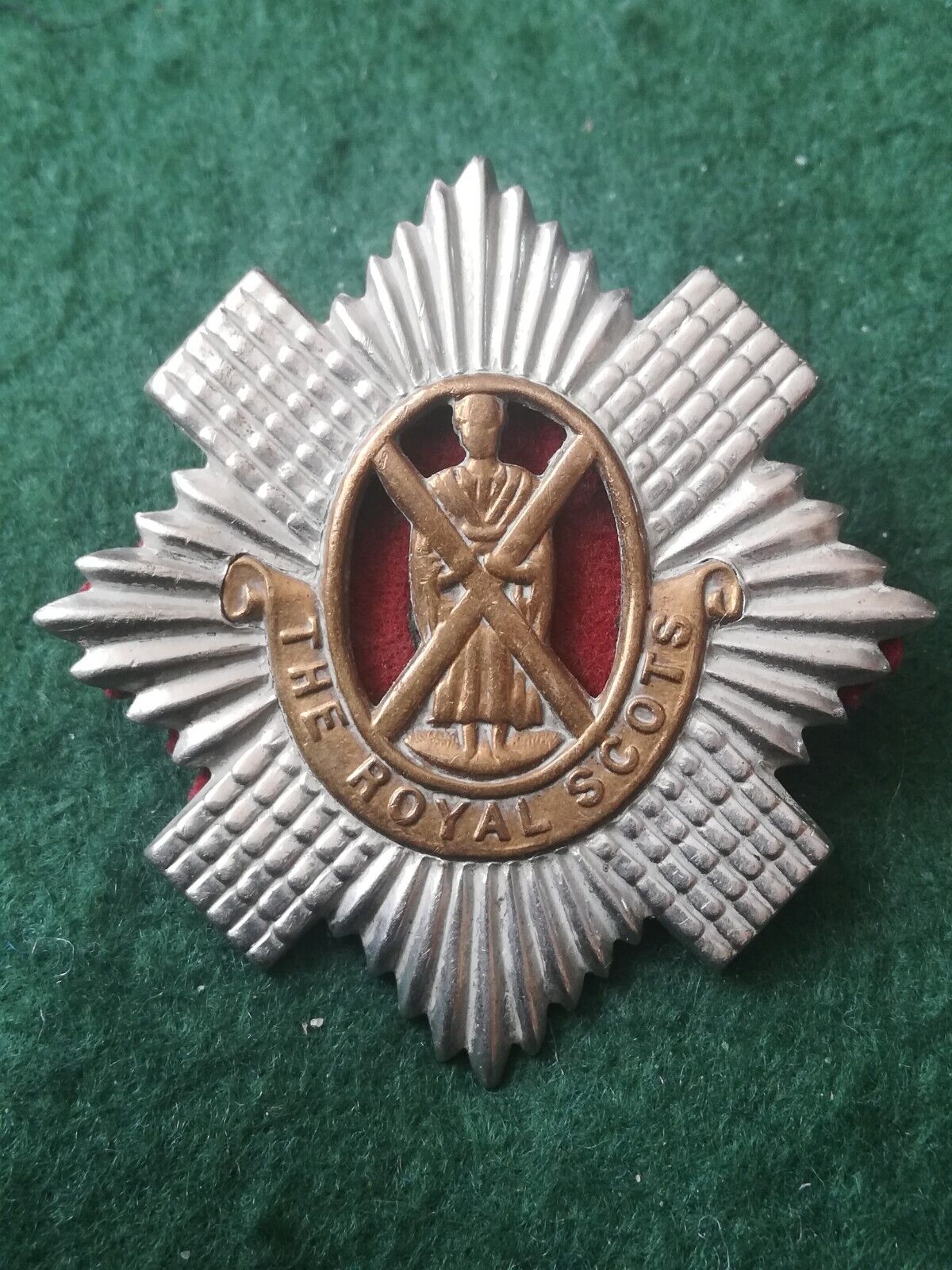 WW1 / WW2 The Royal Scots Regiment Cap Badge.