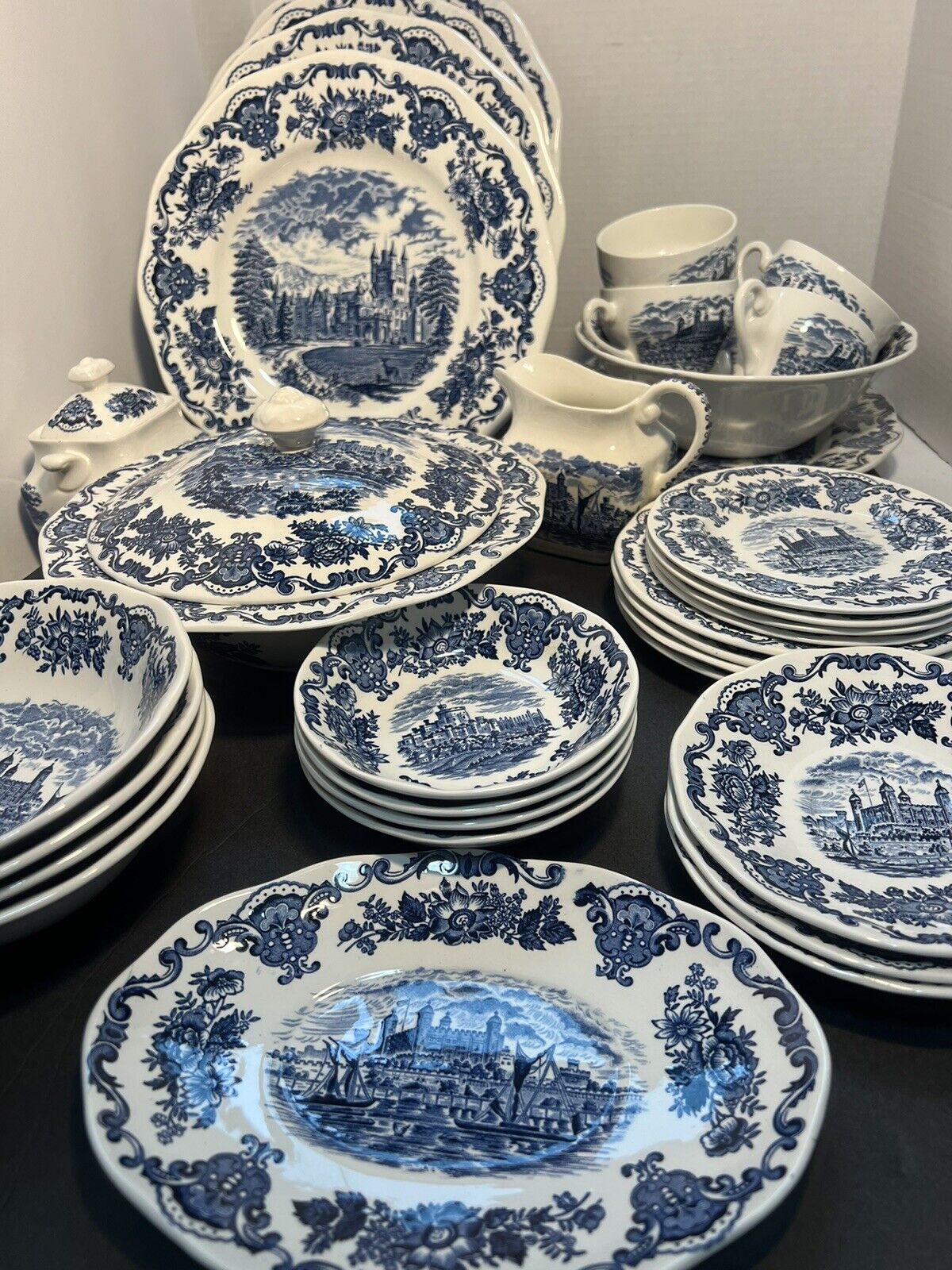 Royal Homes of Britain Enoch Wedgewood 33 Pcs Including Serving Bowls Platter