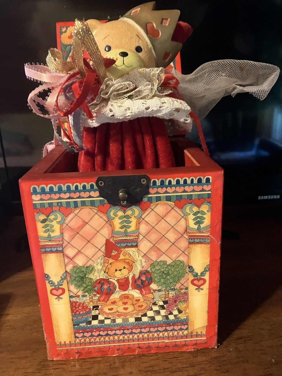 RARE 1987 Enesco “Queen Of Hearts” Jack In The Box Musical Lucy Rigg Teddy Bear 