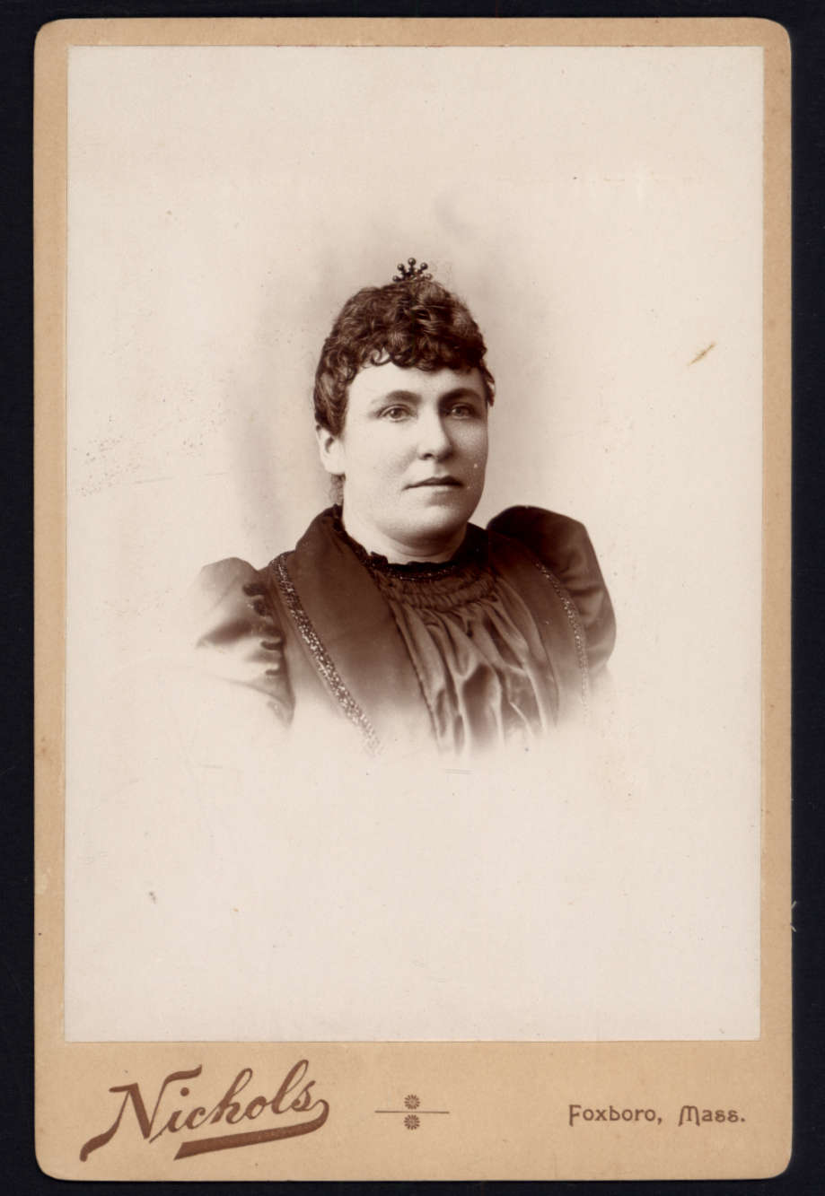 CABINET CARD studio NICHOLS Foxboro MASS. * WOMAN curly hair portrait no name